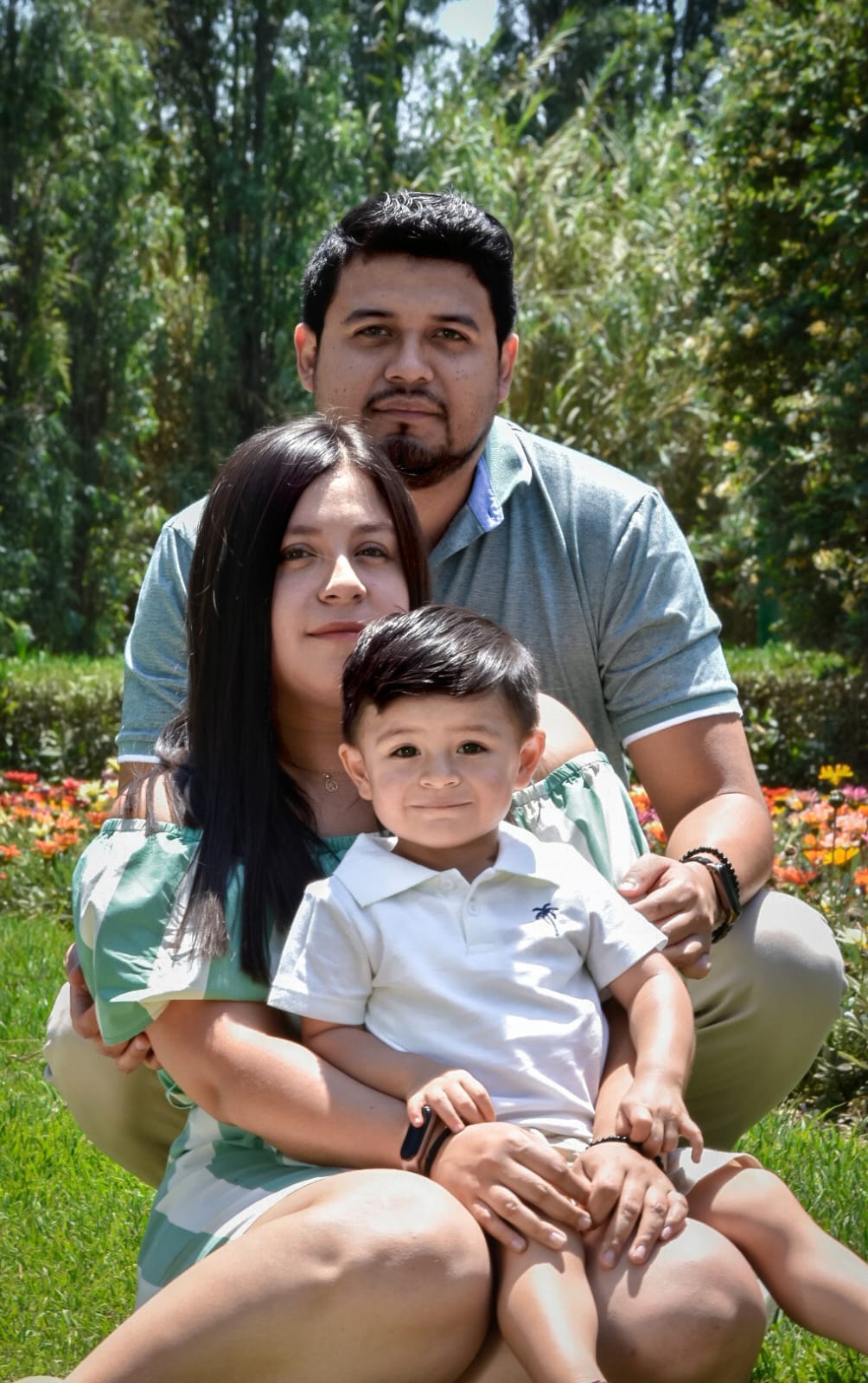 Fernanda y Julio, foto familiar en jardín
